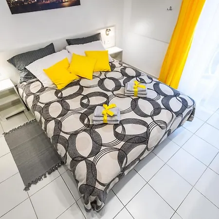 Black & Yellow Centrally Located Studio Нови Сад Екстериор снимка