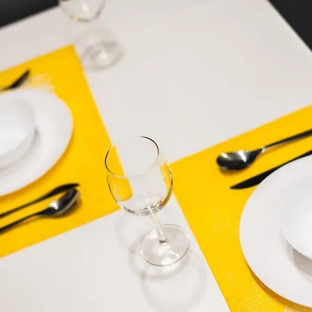 Black & Yellow Centrally Located Studio Нови Сад Екстериор снимка