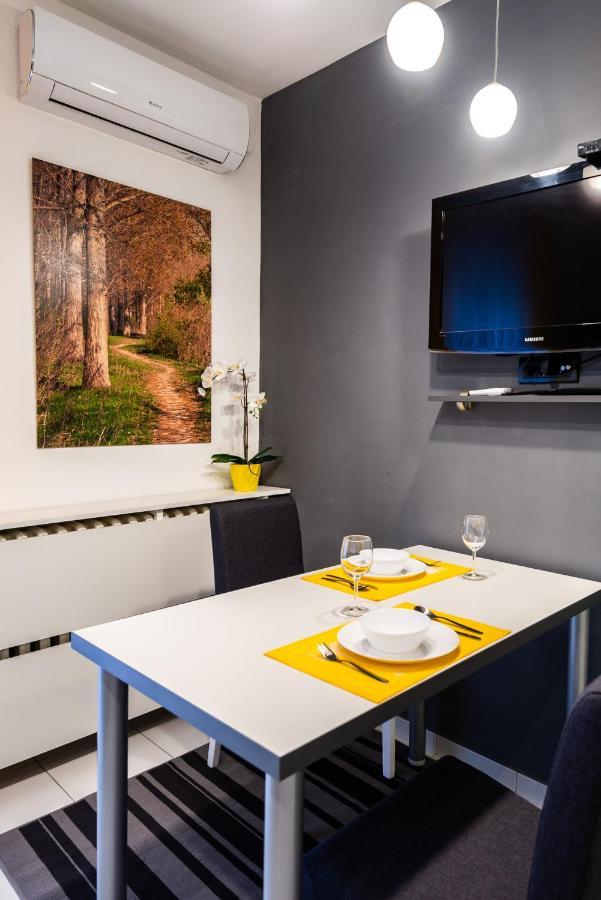 Apartment Black & Yellow Centrally Located Novi Sad