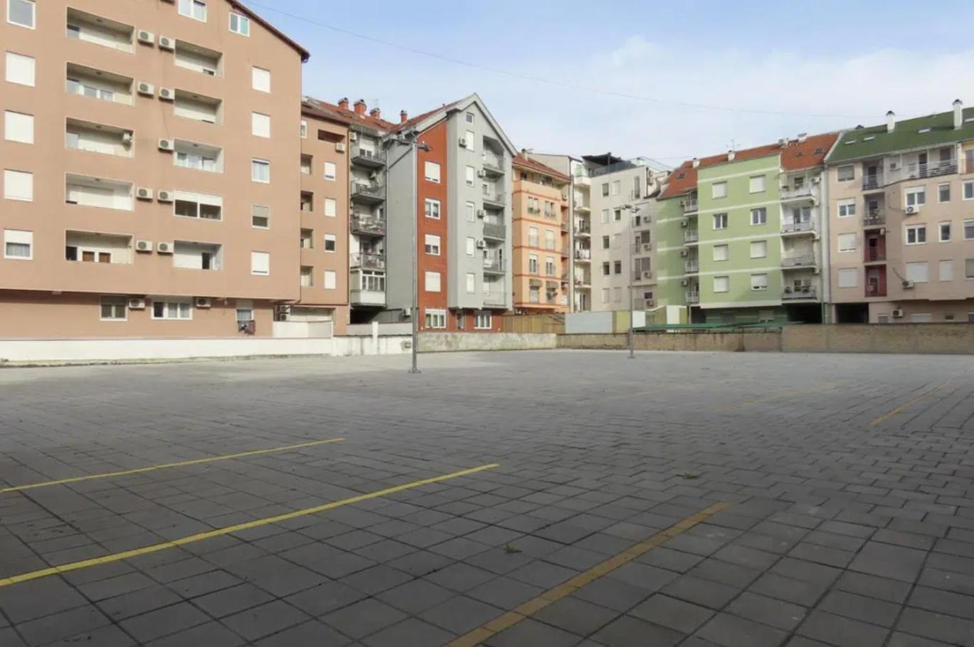 Black & Yellow Centrally Located Apartment Novi Sad